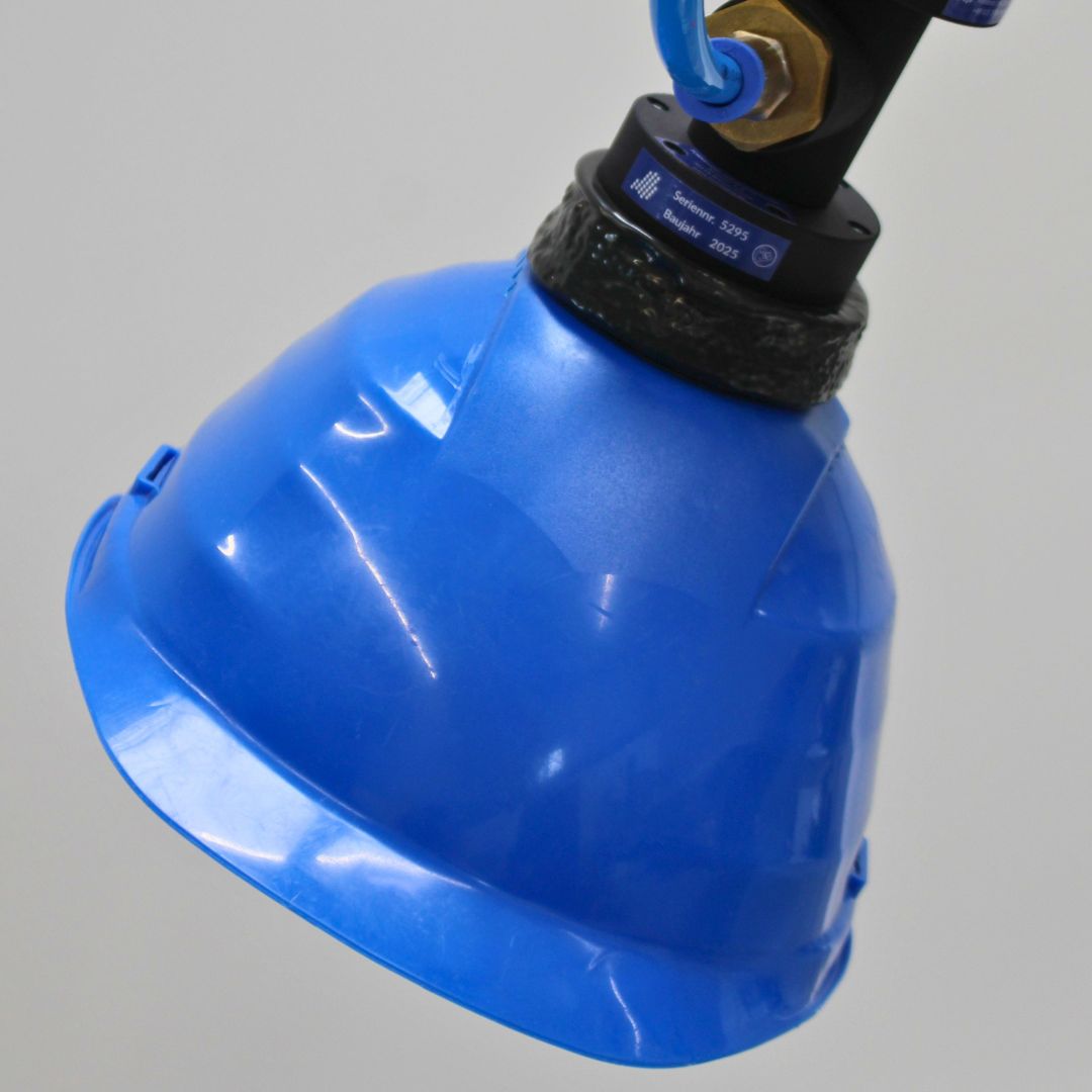 FH-RI8 greift Arbeitsschutzhelm